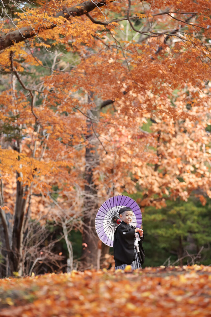 七五三ロケーション撮影紅葉の中で和傘でカッコよく撮影