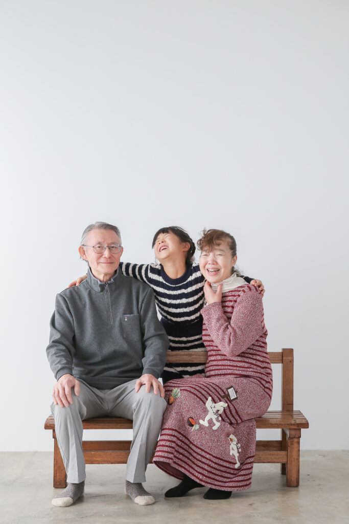 フォトスタジオウルクの家族とお祝いの写真ロケスタ撮影プランおじいちゃんおばあちゃんと